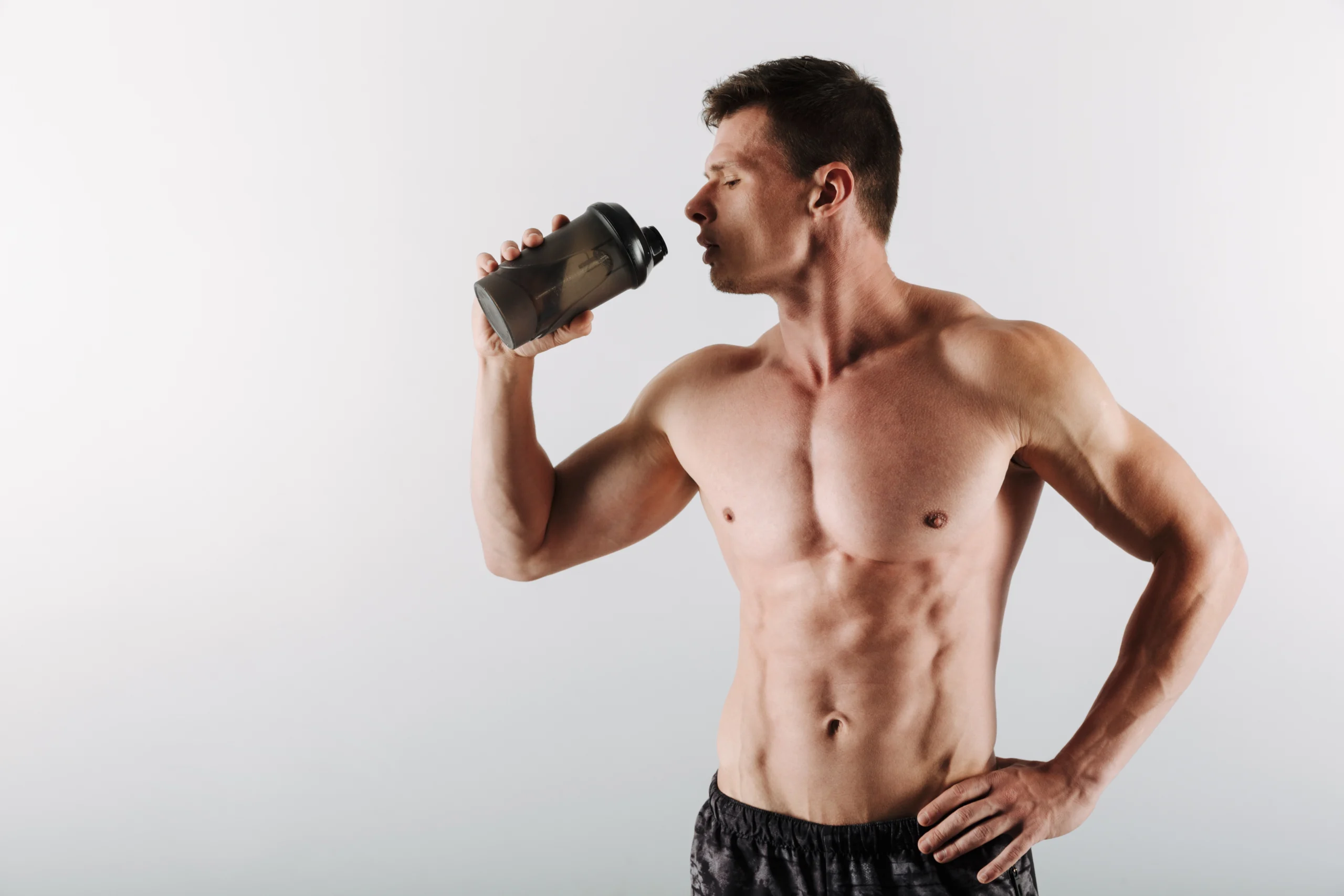 Homem bebendo whey